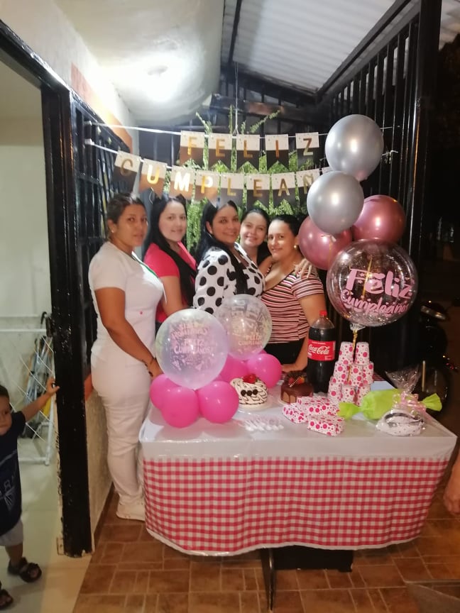 Sus amigas presentes en la celebración Tatiana Ángel, Gorety Serrano, Laura y Liliana. Sus amigas presentes en la celebración Tatiana Ángel, Gorety Serrano, Laura y Liliana.